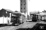 Autoferro No. 32 (Ford, Baujahr 1963) der Empresa Nacional de Ferrocarriles Division Norte mit Diesellok 168 in Quito. (11.12.1971) <i>Foto: Jörg Schulze</i>