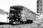 Der weinrote Autoferro No. 32 der Empresa Nacional de Ferrocarriles Division Norte in Quito. Die ecuadorianische Eisenbahn besaß in den 1970er Jahren 35 dieser Autoferros, leichte Passagiertriebwagen auf Bussen basierend. (11.12.1971) <i>Foto: Jörg Schulze</i>