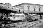 "Hochbetrieb" im Bahnhof Quito. Links steht der silbernfarbige Autoferro No. 92 der privaten Empresa de Ferrocarriles Ecuatorianos (International Harvester, Baujahr 1957) nach Latacunga, daneben der weinrote Autoferro No. 32 (Ford, Baujahr 1963) der Empresa Nacional de Ferrocarriles Division Norte.  (11.12.1971) <i>Foto: Jörg Schulze</i>