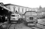 Im Bahnhof Quito treffen Autoferro No. 92 der Empresa de Ferrocarriles Ecuatorianos (EFE) und Autoferro No. 31 (International Harvester mit Ford-Motor, Baujahr 1963) aufeinander. Nach der Stilllegung der Eisenbahn im Jahr 1998 erklärte 2008 der Präsident Rafael Correa die Eisenbahn zum „nationalen Kulturerbe“ und kündigte ihre Restaurierung an. 2009 wurde die privatrechtliche organisierte Empresa de Ferrocarriles Ecuatorianos (EFE) in die öffentliche Gesellschaft Ferrocarriles del Ecuador Empresa Publica (FEEP) überführt. Nach eigenen Angaben betrieb die Ecuadorianische Eisenbahn im Jahr 2012 32 Bahnhöfe und 5 Werkstätten. Sie besaß 8 Dieselloks, 7 Dampfloks, einige Schienenbusse und 24 Personenwagen. Die Vermarktung der Fahrten erfolgte unter der Marke „Tren Ecuador“; die Nutzer des Angebots waren nahezu ausschließlich Touristen. Aufgrund einer Finanzkrise wurde die Eisenbahn in den 2020er Jahren wieder abgewickelt. Während des Neustarts wurde auch der Bahnhof Eloy Alfaro (Chimbacalle) in Quito renoviert. Von dort aus verkehren nur noch Touristenzüge zum Naturpark Cotopaxi und nach Latacunga. (11.12.1971) <i>Foto: Jörg Schulze</i>