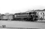 Die dieselelektrische Lok No. 162 der Ferrocarilles Ecuatorianos (Alco Madrid, Baujahr 1959) vor einem Güterzug in Riobamba in Zentral-Ecuador. Anfangs war die Eisenbahn das wichtigste Transportmittel für die Beförderung von Gütern und Arbeitskräften in Ecuador. Vorher waren Güter hauptsächlich von Eseln, Pferden, Maultieren und Lamas transportiert worden. Die automobile Konkurrenz sorgte seit dem Bananenboom in den 1950er Jahren für einen unaufhörlichen Abstieg der Eisenbahn. Nachdem der Sturm El Niño die letzte Eisenbahnstrecke 1998 stark beschädigte, kam das vollständige Ende der Eisenbahn. (12.12.1971) <i>Foto: Jörg Schulze</i>