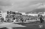 Die in Lizenz von Alco Madrid gebaute dieselelektrische Lok No. 167 der privaten Empresa de Ferrocarriles Ecuatorianos (EFE) vor einem Reisezug in Riobamba. Der Ort ist ein zentraler Punkt im Verkehrsnetz Ecuadors. Er liegt zwischen Quito und Cuenca an der Panamericana. Für die Eisenbahnstrecke von Guayaquíl-Durán nach Quito der Ecuadorianischen Eisenbahn war Riobamba ein wichtiger Bahnhof, bevor der Streckenteil zur Küste 1998 durch Erdrutsche zerstört und durch Busverkehr in seiner Bedeutung eingeschränkt wurde. Touristische Fahrten von Riobamba aus wurden jedoch weiterhin angeboten. Von 2009 bis 2013 erfolgte eine grundlegende Sanierung des über Jahrzehnte vernachlässigten Schienennetzes, sowie der Bahnhöfe und des rollenden Materials. Seither ist der Schienenweg zwischen Guayaquil-Durán und Quito über Riobamba wieder durchgehend nutzbar. (13.12.1971) <i>Foto: Jörg Schulze</i>