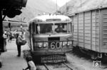 Autoferro No. 60, ein Mix aus Schienenbus und Lkw, steht im Bahnhof Sibambe in den Anden abfahrbereit nach Cuenca, der drittgrößte Stadt Ecuadors und Hauptstadt der Provinz Azuay. Sie liegt ihrem Namen entsprechend (Cuenca = „Becken“) in einem andinen Hochlandbecken auf 2450 bis 2600 m Höhe. (13.12.1971) <i>Foto: Jörg Schulze</i>