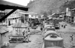 Zugkreuzung mit Lok No. 165 der privaten Empresa de Ferrocarriles Ecuatorianos (EFE) vor einem Personenzug und der dieselelektrischen No. 167 der EFE mit einem Kesselwagenzug im Bahnhof Alausí. Die Stadt liegt in einem Andenhochtal auf einer Höhe von 2345 m 63 km südsüdwestlich der Provinzhauptstadt Riobamba an der Bahnlinie Durán–Quito.  (13.12.1971) <i>Foto: Jörg Schulze</i>