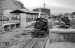 Blick vom Kesselwagenzug mit No. 167 der privaten Empresa de Ferrocarriles Ecuatorianos (EFE) auf die Dampflok No. 8 der EFE im Bahnhof Durán. Der Bahnhof war Ausgangspunkt für die 1908 eröffnete Eisenbahnstrecke nach Quito. Der Zugverkehr wurde eingestellt, nachdem Naturkatastrophen (El Niño) in den 1990er Jahren zentrale Brücken zerstörten. (13.12.1971) <i>Foto: Jörg Schulze</i>