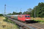 155 273 der Traditionsgemeinschaft Bw Halle P mit einem Sonderzug zu den Störtebecker Festspielen von Saalfeld (Saale) nach Binz (Rügen) bei Großkorbetha. (25.07.2026) <i>Foto: Ralf Opalka</i>