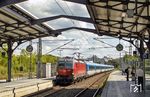 DSB 3227 fährt mit RJ 13464 (Hamburg-Altona - København H) durch den Bahnhof Rendsburg. Im Hintergrund ist die Hochbrücke über den Nord-Ostsee-Kanal zu sehen. (08.08.2026) <i>Foto: Thorsten Eichhorn</i>