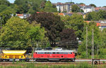 Etwas überraschend fuhr dann noch V 160 002 der Lok-Partner Betriebsgesellschaft Witten (Ruhr) mit DGV 92389 nach Hamm (Westf) durch Wuppertal-Barmen. Die Fotoperspektive wurde nicht ohne Grund so gewählt: Der hier zu sehende Wagen war der Einzige im Zug! (12.08.2026) <i>Foto: Wolfgang Bügel</i>