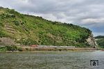 Ein Erinnerungsfoto mit einer 101 vor dem IC 2005 (Emden - Konstanz) am Kammereck-Tunnel bei St. Goar, als der Rhein noch Wasser hatte. (04.05.2012) <i>Foto: Zeno Pillmann</i>