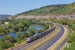 Seit Juli 2025 ist der neue Anbieter 'Adesso Rail' auf der Relation Deutschland-Österreich-Italien unterwegs. Railpool 193 167 in Diensten von Adesso Rail ist hier mit einem Walter-KLV-Zug aus Hamburg bei Karlstadt am Main unterwegs. Die Gestaltung der Lok stammt von CFdesign (Marie-Therese Abart).  (08.08.2026) <i>Foto: Joachim Schmidt</i>
