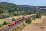 185 305 befördert einen leeren Autotransportzug bei Wernfeld am Main. (08.08.2026) <i>Foto: Joachim Schmidt</i>