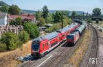 In Retzbach-Zellingen überholt 445 064 als RE 4618 nach Frankfurt/M die ÖBB 1293.007 vor einem Tankzug. (08.08.2026) <i>Foto: Joachim Schmidt</i>