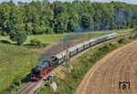 Auch 2026 verkehrte wieder die sonntägliche Ammerseedampfbahn des Bahnparks Augsburg zwischen Augsburg und Utting. Wie in den vergangenen Jahren erfolgte die betriebliche Durchführung durch das EVU BayernBahn mit ehrenamtlichem Personal des BEM. Als Zuglok kam die 41 018 der Dampflokgesellschaft München zum Einsatz, die hier bei Egling an der Paar vorbeidampft. (09.08.2026) <i>Foto: Joachim Schmidt</i>