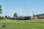 Nach einer Zugkreuzung fährt 41 018 in Walleshausen weiter nach Utting. Hier verläuft die Strecke am östlichen Ufer der Paar. (09.08.2026) <i>Foto: Atijana Schmidt</i>