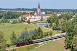41 018 fährt mit ihrem Sonderzug an der imposanten Erzabtei Sankt Ottilien vorbei. Die Abtei ist das Stammkloster der Ottilianer Kongregation. Sie wurde 1884 vom Schweizer Andreas Amrhein gegründet. Dem gesamten Klosterverband gehören 1100 Mönche in 19 Ländern an; davon leben etwa 110 Mönche in St. Ottilien. (09.08.2026) <i>Foto: Joachim Schmidt</i>