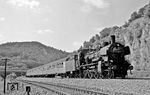 038 650 rollt mit E 2021 aus Tübingen bei Inzighofen auf Sigmaringen zu. Links verläuft das Streckengleis nach Tuttlingen. (31.07.1971) <i>Foto: Burkhard Wollny</i>