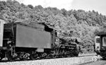 038 650 überholt mit E 2021 bei Inzighofen den E 1563 aus Freiburg (Brsg), der auf dem Tuttlinger Gleis die Vorbeifahrt der P 8 abwartet. Der leicht verspätete E 2021 musste wegen Anschlussaufnahme vor dem E 1563 in Sigmaringen sein, was die Geste des Loksführers wohl andeuten soll. (31.07.1971) <i>Foto: Burkhard Wollny</i>