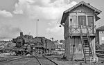 038 650 (Bw Tübingen) macht sich in Sigmaringen bereit, den P 4332 nach Tübingen zu übernehmen. Das Stellwerk 2 war noch deutlich älter als die P 8: Es stammte aus dem Jahr 1896 und ging nach 97 Dienstjahren vom Netz. Die P 8 überstand auch ihre Dienstzeit und wurde als Denkmallok in Böblingen-Hulb aufgestellt. Auch das Stellwerk hat die Zeit überdauert, wurde nur ein Stück versetzt und restauriert. (31.07.1971) <i>Foto: Burkhard Wollny</i>