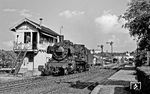 038 650 bereitet sich am Stellwerk 2 im Bahnhof Sigmaringen auf die Übernahme des N 4332 nach Tübingen vor. (31.07.1971) <i>Foto: Burkhard Wollny</i>