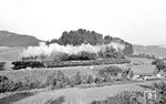 052 613 mit dem Leerwagenpark des P 15430 bei Lautlingen. (31.07.1971) <i>Foto: Burkhard Wollny</i>