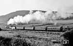 052 613 mit einem Lr auf der Steigung von Lautlingen nach Laufen (b Balingen). (31.07.1971) <i>Foto: Burkhard Wollny</i>