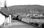 052 613 fährt mit N 4336 aus Sigmaringen in den Haltepunkt Kaiseringen-Frohnstetten ein. (31.07.1971) <i>Foto: Burkhard Wollny</i>