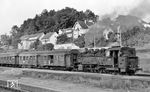 064 094 mit dem Frühpersonenzug P 4304 (Abfahrt 5.52 Uhr) im Bahnhof Balingen. (31.07.1971) <i>Foto: Burkhard Wollny</i>