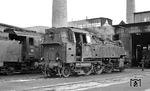 Sonntagsruhe im Bw Tübingen mit der dort stationierten 064 094, die hier vom 18.11.1966 bis zur Ausmusterung am 24.11.1972 beheimatet war. (01.08.1971) <i>Foto: Burkhard Wollny</i>