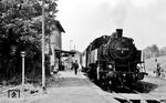 Der nur samstags als lokbespannter Zug fahrende P 3719 aus Heilbronn ist mit 064 438 in Eschenau eingetroffen.  (10.07.1971) <i>Foto: Burkhard Wollny</i>