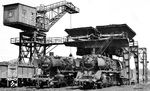 Unter der imposanten Bekohlungsanlage des Bw Heilbronn treffen sich die hier stationierte 050 495 und 050 227 aus Mannheim. (10.07.1971) <i>Foto: Burkhard Wollny</i>