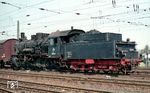 055 345-3 (55 3345) rangiert in ihrem Heimat-Bahnhof Gießen. Als letzte Gießener G 8¹ wurde sie ein halbes Jahr später nach Dillenburg umstationiert. Heute gehört die Lok zum Bestand der Stiftung Eisenbahnmuseum Bochum-Dahlhausen. (18.04.1968) <i>Foto: Rolf Hahmann</i>