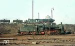 55 2973 (Bw Duisburg Hbf) im Bahnhof Duisburg-Hochfeld Süd. Der Bahnhof besaß früher weitläufige Anlagen an der südlichen Grenze des Duisburger Stadtteils Hochfeld, die mehrere wichtige Eisenbahnstrecken miteinander verbanden: die Bahnstrecke Osterath–Dortmund Süd, die Bahnstrecke Mülheim-Speldorf–Troisdorf und die Bahnstrecke Duisburg–Quakenbrück. Darüber hinaus liefen hier die Verbindungsstrecken zum Duisburger Hauptbahnhof und zu diversen Industrieanschlüssen zusammen. Oben rollt 50 2861  vom Bw Bochum-Langendreer mit einem Kesselwagenzug vorbei, der kurz zuvor die Hochfelder Brücke über den Rhein befahren hatte. (11.1962) <i>Foto: Rolf Hahmann</i>
