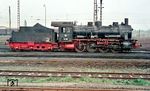 Neben Gremberg besaß auch das Bw Köln Eifeltor "einen Stall voll" preußischer G 8¹. Dazu gehörte 55 3100, die seit 1958 zum Eifeltorer Bestand gehörte und im Rangierbahnhof eine kurze Pause einlegt. (05.1963) <i>Foto: Rolf Hahmann</i>