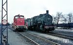 An einem tristen Wintertag trifft 55 3399 der Gerätewagenbereitschaft im Bw Nürnberg Rbf auf ihre potentielle Nachfolgerin V 60 886, die am 29.08.1960 fabrikneu nach Nürnberg geliefert worden war. Interessant ist auch das Schild mit dem Fahrradfahrverbot inmitten der Gleisanlagen. (01.03.1963) <i>Foto: Rolf Hahmann</i>