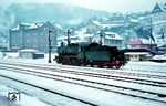 55 4091 gehörte seit Mai 1951 zum Bestand des Bw Dillenburg. Die mit Rangierfunk ausgerüstete Lok wartet im winterlichen Bahnhof Dillenburg auf neue Aufgaben. (01.1963) <i>Foto: Rolf Hahmann</i>
