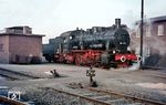 55 4203 in ihrer Heimat-Dienststelle Bw Duisburg-Ruhrort Hafen. Wie in der Kölner Nachbardirektion waren die mit Rangierfunk ausgerüsteten Loks lange Zeit im Ablauf- und Rangierdienst unentbehrlich. Die letzte G 8¹ der BD Essen wurde 15.12.1971 ausgemustert. (11.1962) <i>Foto: Rolf Hahmann</i>