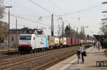 185 635 in Diensten von ERS Railways B.V., Rotterdam [NL], im Bahnhof Hilden/Rheinland mit DGS 40106 von Padova nach Massvlakte West. Die Fahrgäste auf dem Bahnsteig warten auf die S 1 nach Dortmund. (27.03.2012) <i>Foto: Joachim Bügel</i>