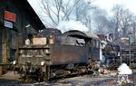 55 4467 im Bw Dessau unter einem der damals unumgänglichen Propagandasprüchen für die "Erhöhung der Ordnung, Disziplin und Sicherheit" im Eisenbahnwesen. Obwohl die DDR-Oberen wussten, dass für die potentiellen Gefahren im Netz der DR insbesondere Mängel im Oberbau und fehlende technische Sicherheitseinrichtungen (z.B. Indusi) verantwortlich waren, versuchten sie den schwarzen Peter auf die Beschäftigten abzuwälzen. Statt die dringend notwendige Aufstockung der Investitionen anzugehen, startete die Parteiführung aus Geldmangel stattdessen umfangreiche und jahrelang andauernde Propagandakampagnen. Die geringe Mittelausstattung sollte also vor allem durch ideologische Maßnahmen und durch die Eisenbahner selbst kompensiert werden.  (02.1972) <i>Foto: Rolf Hahmann</i>