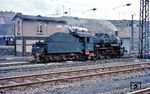 Das Bw Dortmund Rbf war 1964 noch eines von 10 Bahnbetriebswerken der BD Essen, das die preußische G 8¹ beheimatete. Zum Bestand gehörte auch 55 5490, die am Rangierstellwerk "Rt III" wartet. (02.1964) <i>Foto: Rolf Hahmann</i>