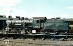 55 7258 vom Bw Halberstadt wendet auf der Drehscheibe im Bw Magdeburg-Rothensee. Die Lok war 1915 als "4827 Altona" von LHB Breslau an die KPEV geliefert worden und musste nach dem 1. Weltkrieg als Reparation an die SNCF abgegeben werden. Während der deutschen Besatzung Frankreichs im Zweiten Weltkrieg wurde die Lok von der Reichsbahn angemietet, behielt aber weiterhin ihre französische Nummer 1-040 D 501. Nach dem Krieg befand sie sich auf dem Gebiet der DDR-Reichsbahn, die die Lok nicht zurückgab. 1957 wurde sie in 55 7258 umgezeichnet und 1971 ausgemustert. (05.1967) <i>Foto: Rolf Hahmann</i>