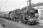 Im Jahr 1972 zeichnete sich das Ende der preußischen P 8 bei der DB ab. Anlaß genug für zahlreiche Abschiedsfahrten quer durch Deutschland. Auserkoren wurde dafür die Tübinger 038 382-8, die für die Sonderfahrten extra wieder mit ihrer alten Nummer ausgestattet wurde. Dass es die Lok noch bis ins Jahr 1974 schaffen sollte, konnte damals niemand ahnen. Für ihre Tour in die Lüneburger Heide steht 38 2383 vor Sonderzug GesN 44234 am Beginn ihrer Reise in Hildesheim Hbf. (06.05.1972) <i>Foto: Wolfgang Bügel</i>