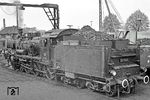 Auch im Bw Soltau gab es wieder das übliche Gedränge von viel zu nah an der Lok stehenden Fotografen, sodass wir hier nur ein Beweisfoto zeigen. (06.05.1972) <i>Foto: Wolfgang Bügel</i>