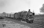 Bei Schwarmstedt gab es den nächsten Fotohalt mit 38 2383, bei dem bereits viele Fahrtteilnehmer angesichts der sich verschlechternden Wetterlage auf einen Ausstieg verzichteten. (06.05.1972) <i>Foto: Wolfgang Bügel</i>