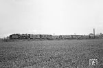 Für die Rückfahrt von Soltau über Hannover nach Hildesheim war 38 2383 unter der Zugnummer GesN 44235 unterwegs. Bei Honerdingen, nördlich von Walsrode, gab es einen weiteren Fotohalt auf freier Strecke. (06.05.1972) <i>Foto: Wolfgang Bügel</i>