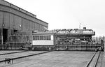 Durch ein Tor an der Südost-Seite des Braunschweiger Lokschuppens kam 044 363 über die innere Schiebebühne ins Freie.  (08.05.1972) <i>Foto: Wolfgang Bügel</i>