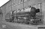 In voller Schönheit zeigt sich die Ottbergener 044 363 neben dem Lokschuppen im Bw Braunschweig. (08.05.1972) <i>Foto: Wolfgang Bügel</i>
