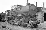 Obwohl die Betzdorfer 044 262 (44 1262) noch einen recht guten Eindruck machte, war aber bereits mit der Z-Stellung am 10.03.72 ihr Ende eingeläutet worden. Im AW Braunschweig bekam sie keine neuerliche Untersuchung mehr, ebenso wie die dahinter stehende 012 073 aus Rheine, die nach einem Rauchkammerträgerriß und losem Mittelzylinder seit 13.04.1972 z-gestellt war. (08.05.1972) <i>Foto: Wolfgang Bügel</i>