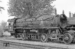 044 562 vom Bw Ehrang hatte es dagegen eindeutig hinter sich (z 22.02.1972, + 18.04.1972). Das abgebrochene/abgetrennte Rahmenvorderteil lässt auf einen größeren Unfallschaden schließen. Ende 1972 wurde sie im AW Braunschweig zerlegt. (08.05.1972) <i>Foto: Wolfgang Bügel</i>