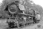 Im AW Braunschweig stand auch 043 681, die am 27.04.1972 zwischen Paderborn und Altenbeken mit 216 032 zusammengestoßen war, als die Diesellok die liegengebliebene 44er abschleppen sollte (vgl. Bild-Nrn. 98183, 98184). Die Schäden an der 043 waren offensichtlich nicht allzu groß, sodass die Maschine nach einer Unfall-Ausbesserung wieder in Fahrt kam. (08.05.1972) <i>Foto: Wolfgang Bügel</i>