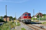 Wegen Bauarbeiten in Zeitz wurde der Zug mit 142 001 bis Profen zum Umsetzen gefahren. In Bornitz existiert noch diese alte DR-Schrankenanlage mit Postenhäuschen. (25.07.2026) <i>Foto: Ralf Opalka</i>
